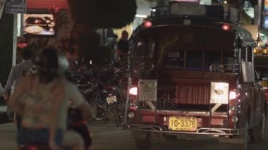 Tayland - 22 Mayıs 2015: Caddesi'ne uzak meşgul yavaş hareketli trafik ve insanlar ile aydınlatılmış Çince ve İngilizce işaretleri Çin şehir gece