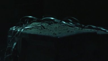 Güçlü yumruk. Süper ağır çekim 200fps güçlü tekme. Eski TV kapalı toz ve çöp tarafından tekme bacak.