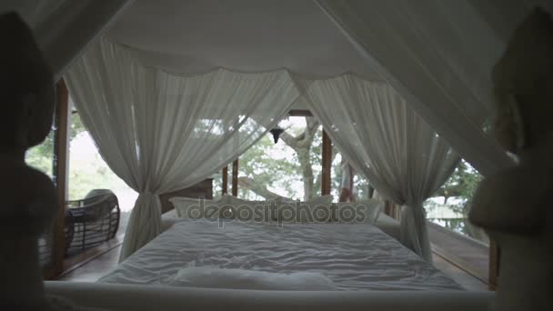 Спящая девушка просыпается. Романтическая кровать под навесом. Спальня в лесу. Женщина растягивается, зевает и просыпается в постели. Просыпается и быстро встает с кровати. Переспал! Slow Motion — стоковое видео