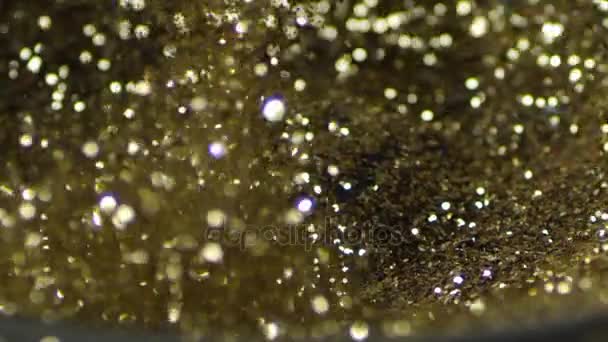 Gyllene glitter Dans, frossa på svarta högtalare. Gyllene glitter exploderande, Slow motion — Stockvideo