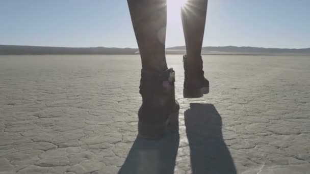 Rapariga a andar no deserto. Jovem mulher caminhando deserto, câmera lenta — Vídeo de Stock