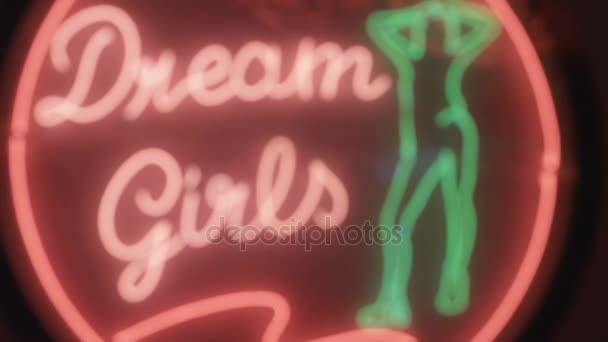 Thailandia - 22 MAGGIO 2015: Un colorato lampeggiante e al neon cantare Dream Girls di notte strada . — Video Stock