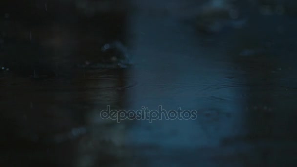 Gotas de lluvia cayendo al suelo desde el techo. Antiguo edificio de tela. Disparo macro, acercamiento, cámara lenta — Vídeo de stock