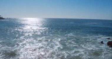 Mükemmel hava geniş bir Malibu Kaliforniya plaj beyaz su dalgalar bir helikopter deniz ve kıyı şeridi Los Angeles, Amerika Birleşik Devletleri'nde gösterilen bakış açısından kum üzerinde çökmesini ile vurdu