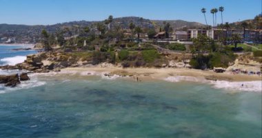 Mükemmel hava geniş bir Malibu Kaliforniya plaj beyaz su dalgalar bir helikopter deniz ve kıyı şeridi Los Angeles, Amerika Birleşik Devletleri'nde gösterilen bakış açısından kum üzerinde çökmesini ile vurdu