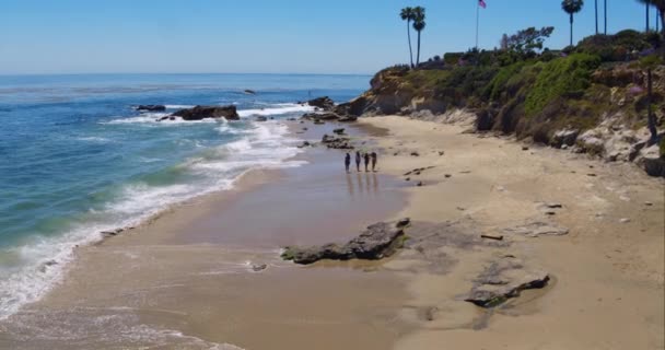 Foto aerea perfetta di una spiaggia di Malibu California con onde d'acqua bianca che si infrangono sulla sabbia da un punto di vista elicotteristico mostrando il mare e la costa a Los Angeles, Stati Uniti — Video Stock