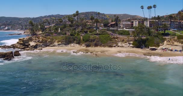 Perfecta toma aérea amplia de una playa de Malibú California con olas de agua blanca estrellándose en la arena desde un punto de vista de helicóptero que muestra el mar y la costa en Los Ángeles, Estados Unidos — Vídeos de Stock