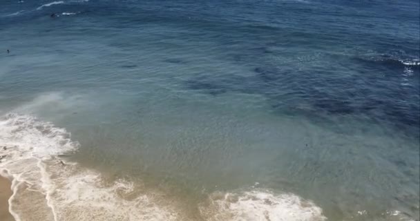 Perfekte Luftaufnahme eines Malibu kalifornischen Strandes mit Wildwasserwellen, die aus der Sicht eines Hubschraubers auf den Sand krachen und das Meer und die Küste in Los Angeles, Vereinigte Staaten zeigen — Stockvideo
