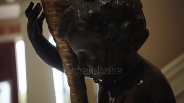 Shot van een standbeeld van baby engel in de luxe-huis — Stockvideo