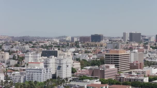 Воздушный вид Лос-Анджелеса. Офисные туалеты заполонили центр Лос-Анджелеса. Пэн и Тилт. 4K — стоковое видео