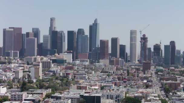 Los angeles luftige Skyline Stadtbild Sightseeing-Ansicht. Bürotürme drängten sich in der Innenstadt. Schwenken und Kippen. 4k — Stockvideo