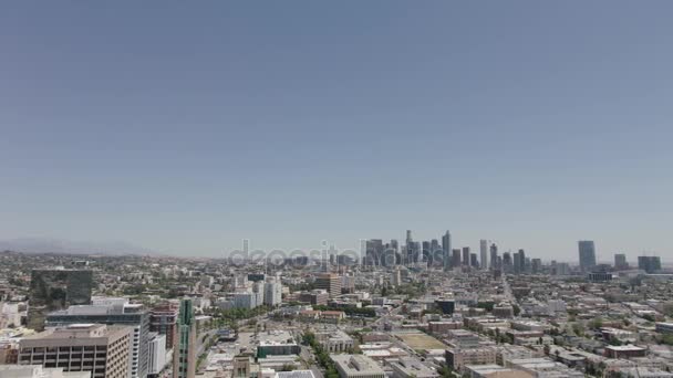 Los Angeles antenowe Skyline Cityscape widok zwiedzanie. Biurowce zatłoczone centrum La anteny panoramiczny widok. Obrót i pochylenie. 4k — Wideo stockowe