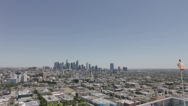 Los Angeles Skyline aérea Cityscape vista turística. Torres de escritório lotadas Downtown LA Aerials Vista panorâmica. Pan e Tilt. 4K — Vídeo de Stock