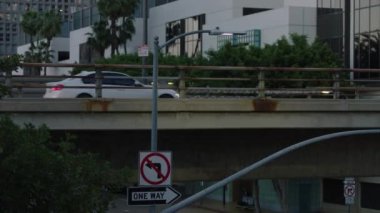 Yoğun trafik ile şehir Los Angeles sokak görünümü. Şehir merkezindeki sokaklarda akşam trafik. 