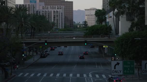 Downtown Los Angeles Utcakép, túl nagy a forgalom. Esti forgalom a belváros utcáin. — Stock videók