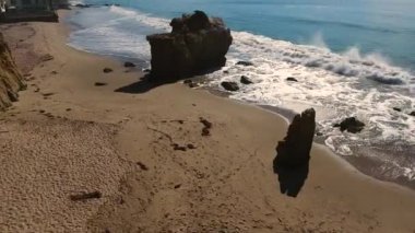 Vahşi El Matador Beach Malibu Kaliforniya hava okyanus manzarası - dalgalar kayalar ile terk