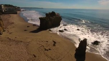Vahşi El Matador Beach Malibu Kaliforniya hava okyanus manzarası - dalgalar kayalar ile terk
