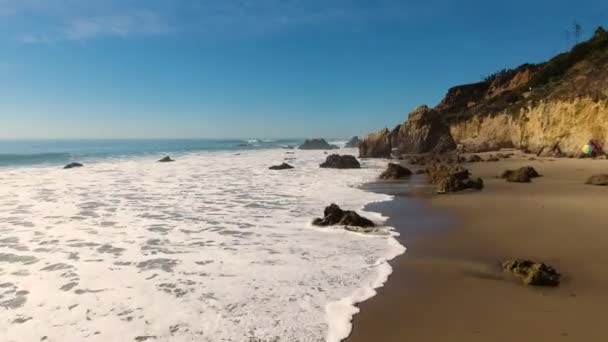 抛弃了野生 El 斗牛士海滩 Malibu 加州空中海景-波与岩石 — 图库视频影像