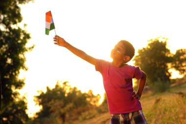 Çocuk elinde Hindistan bayrağı