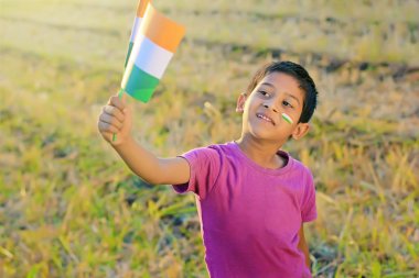 Çocuk elinde Hindistan bayrağı