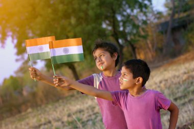 Çocuk elinde Hindistan bayrağı