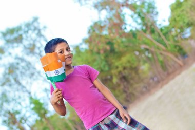 Çocuk elinde Hindistan bayrağı