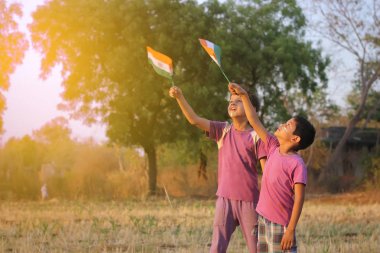 Çocuk elinde Hindistan bayrağı