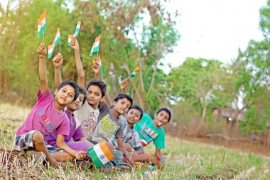 Çocuk elinde Hindistan bayrağı