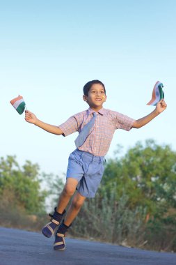 Çocuk elinde Hindistan bayrağı