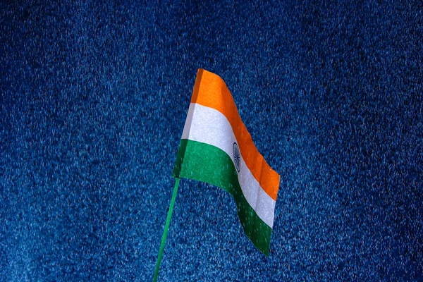Hint bayrak mavi zemin üzerine