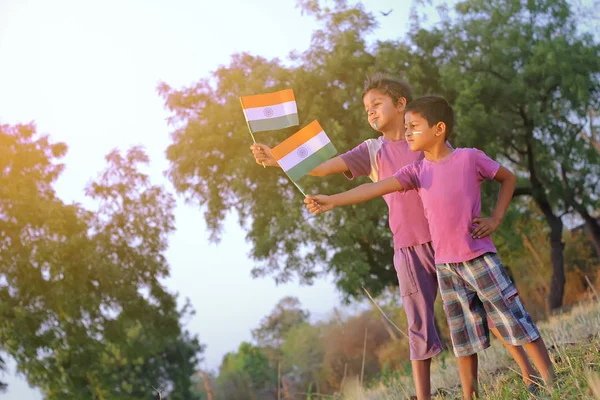 Çocuk elinde Hindistan bayrağı