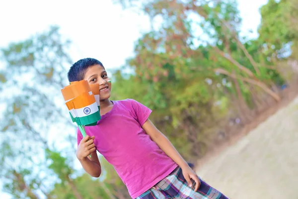 Çocuk elinde Hindistan bayrağı