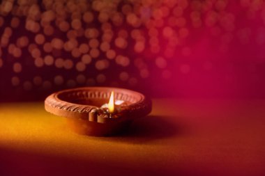 Dekoratif ve geleneksel ışıklı Diwali lamba