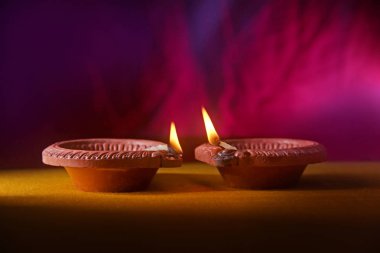 Dekoratif ve geleneksel ışıklı Diwali lamba
