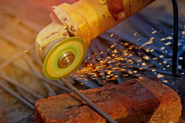 Grinder snijden ijzeren staaf — Stockfoto