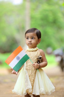 Hint bayrak tutan Hintli kız çocuk