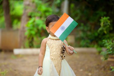 Hint bayrak tutan Hintli kız çocuk