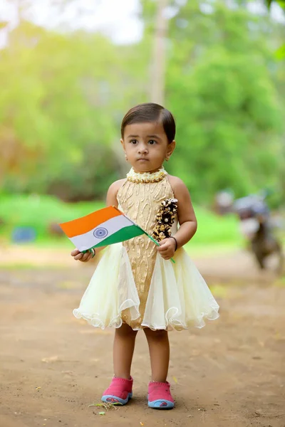 Niña India Con Bandera India —  Fotos de Stock
