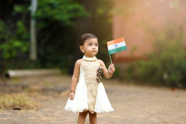Hint bayrak tutan Hintli kız çocuk
