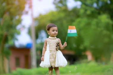 Hint bayrak tutan Hintli kız çocuk