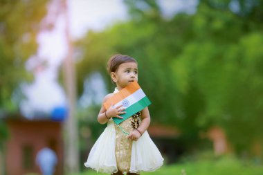 Hint bayrak tutan Hintli kız çocuk