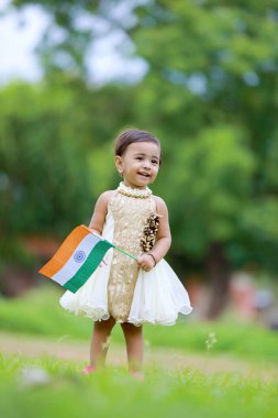 Hint bayrak tutan Hintli kız çocuk