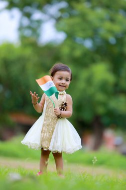 Hint bayrak tutan Hintli kız çocuk