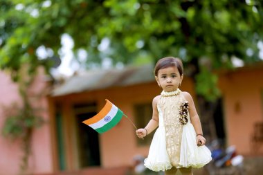 Hint bayrak tutan Hintli kız çocuk
