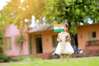 Hint bayrak tutan Hintli kız çocuk