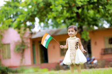 Hint bayrak tutan Hintli kız çocuk