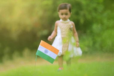 Hint bayrak tutan Hintli kız çocuk
