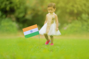 Hint bayrak tutan Hintli kız çocuk