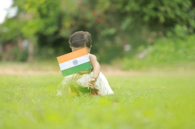 Hint bayrak tutan Hintli kız çocuk