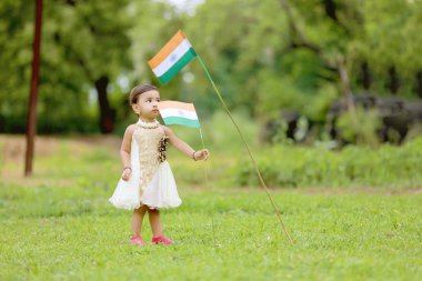 Hint bayrak tutan Hintli kız çocuk